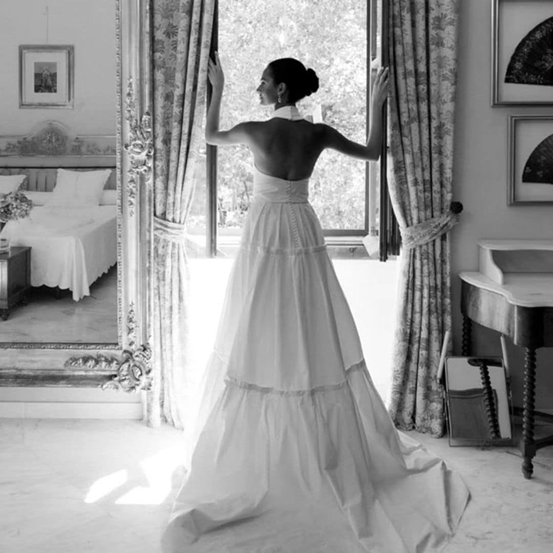 El original vestido de novia de Alejandra para su boda en Denia: escote 'halter' y falda panelada