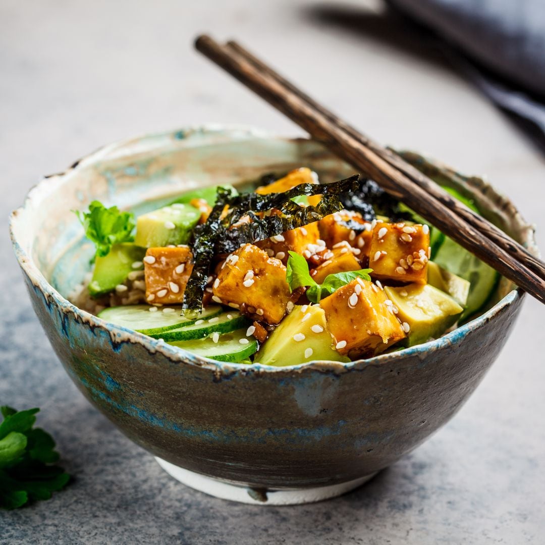 Poke bowl con tofu, alga nori y aguacate