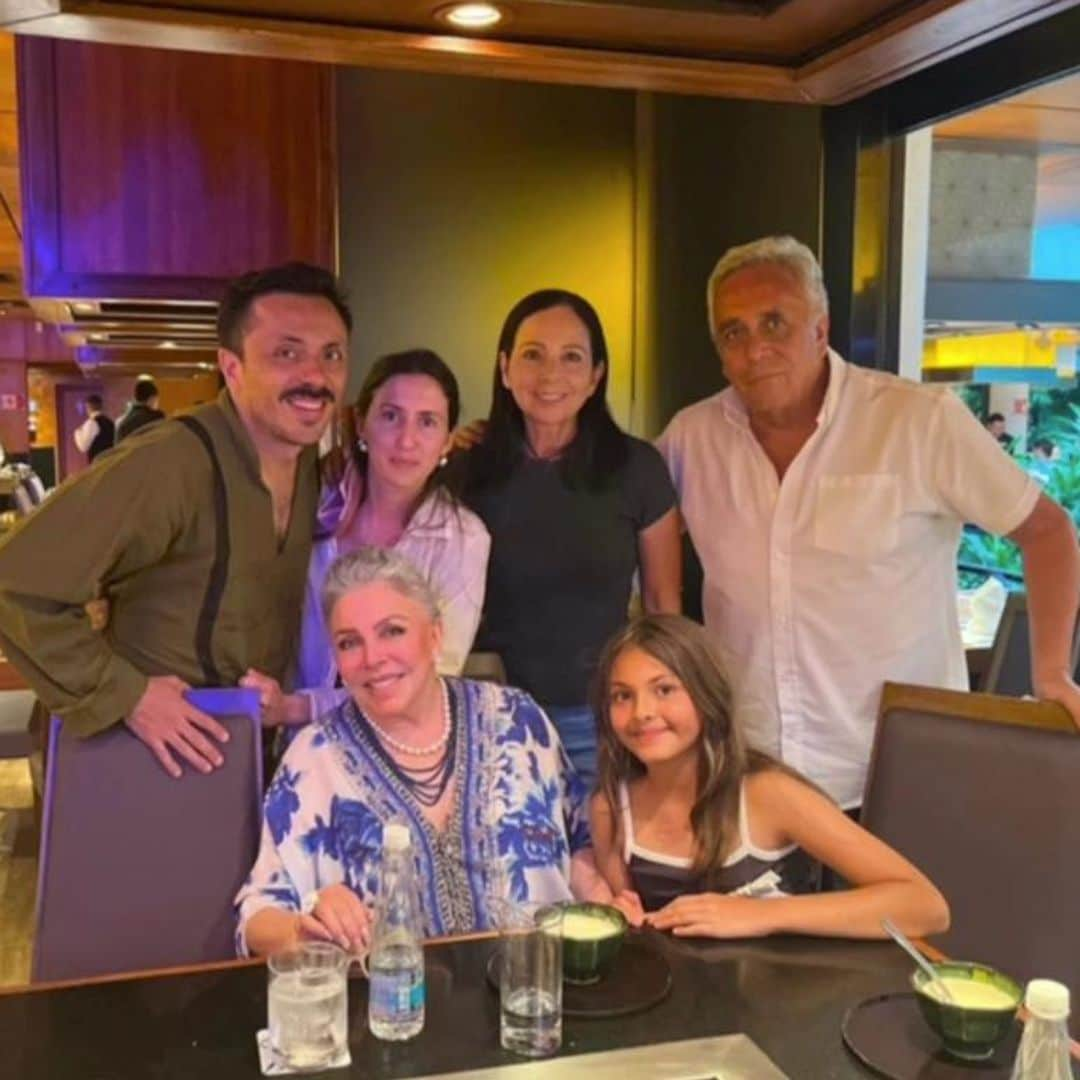 Rafaela Castro con su abuelita, su tío Michelle y otros de sus seres queridos