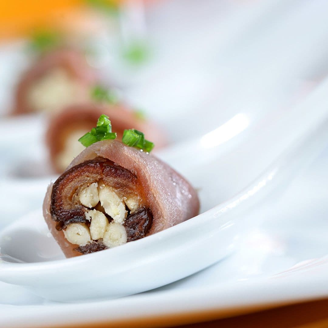 Rollitos de mojama de atún con dátiles y piñones