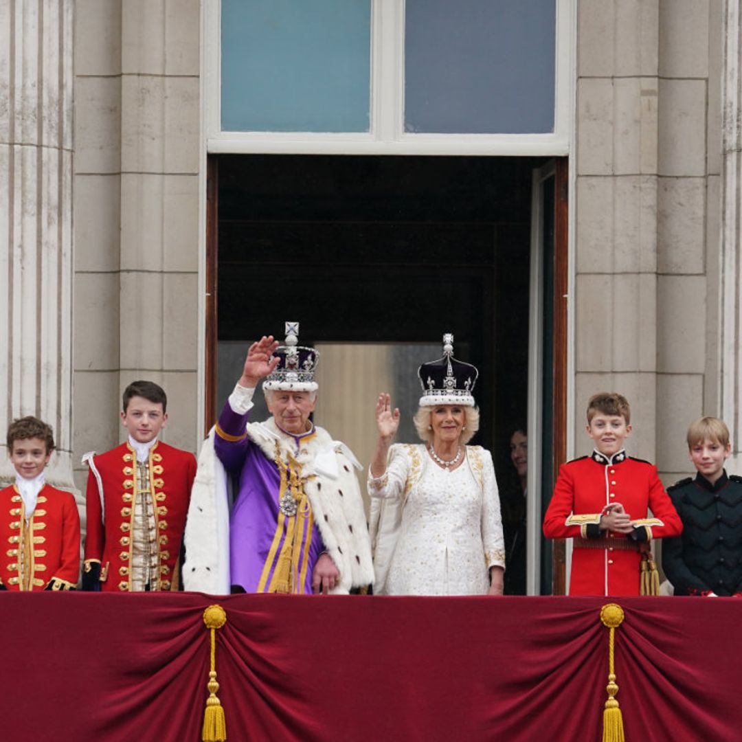 Carlos III se asoma por primera vez, como monarca del Reino Unido, al balcón del Palacio de Buckingham