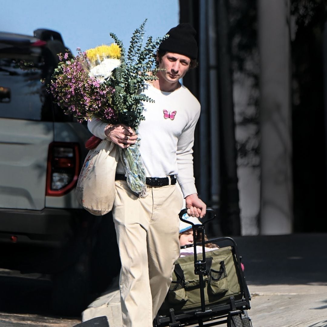 Jeremy Allen White, un papá a la última, con la familia a cuestas