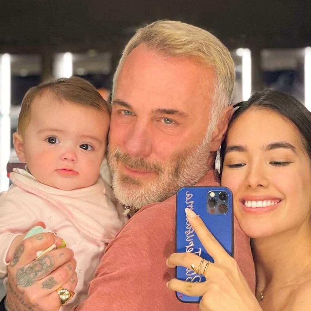 Tienes que ver la técnica que usan Gianluca Vacchi y Sharon Fonseca para arrullar a su hija