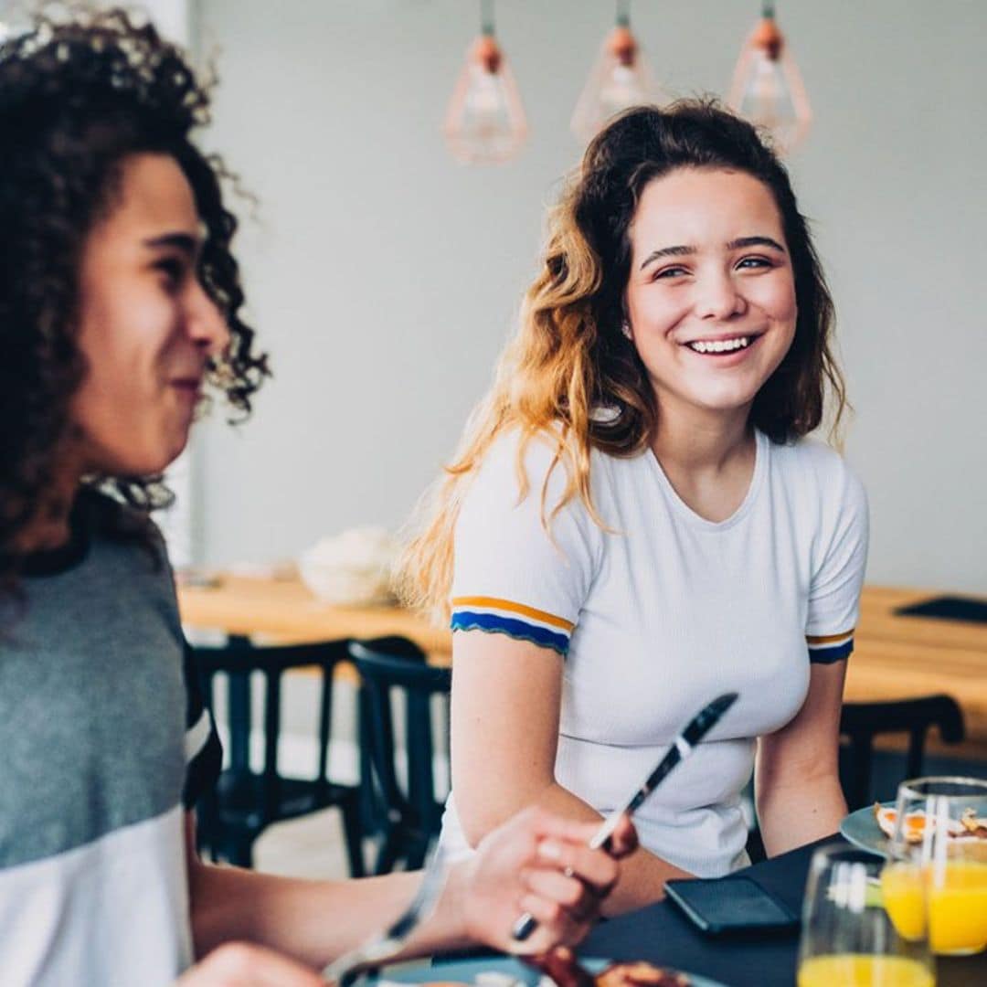 ¿Cuánto debe comer un adolescente y qué alimentos necesita?