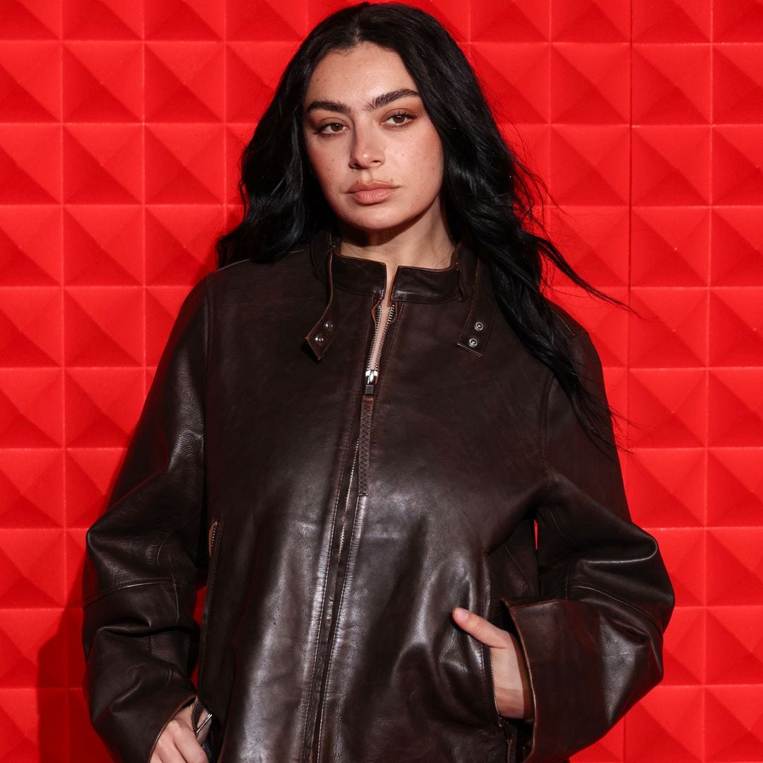 Charli XCX es nuestra musa para lograr un atuendo total de cuero este otoño