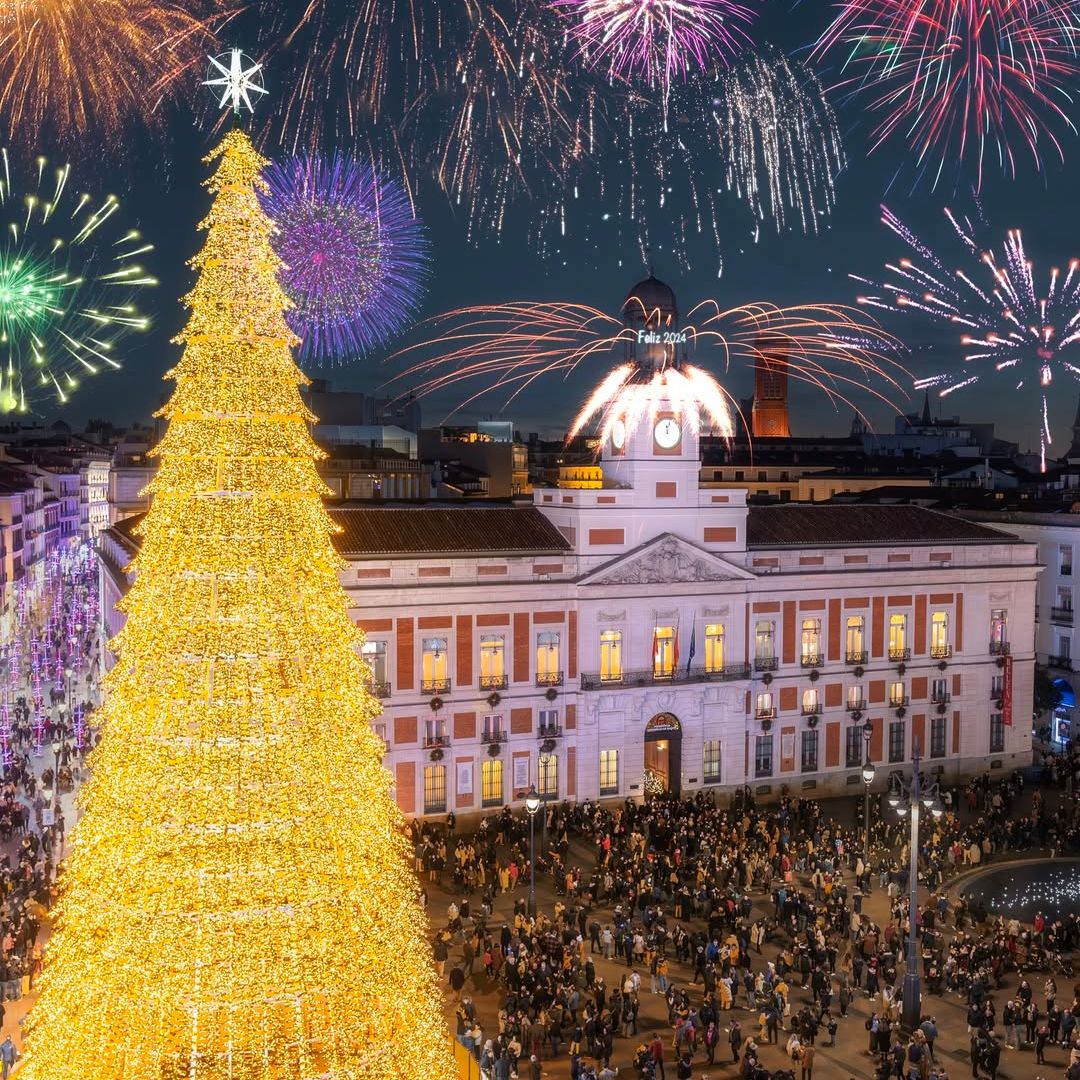 Fuegos artificiales en la Puerta del Sol en Navidad