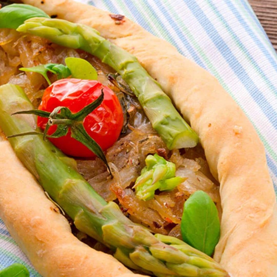 Pan relleno de trigueros, cebolla y tomate cherry