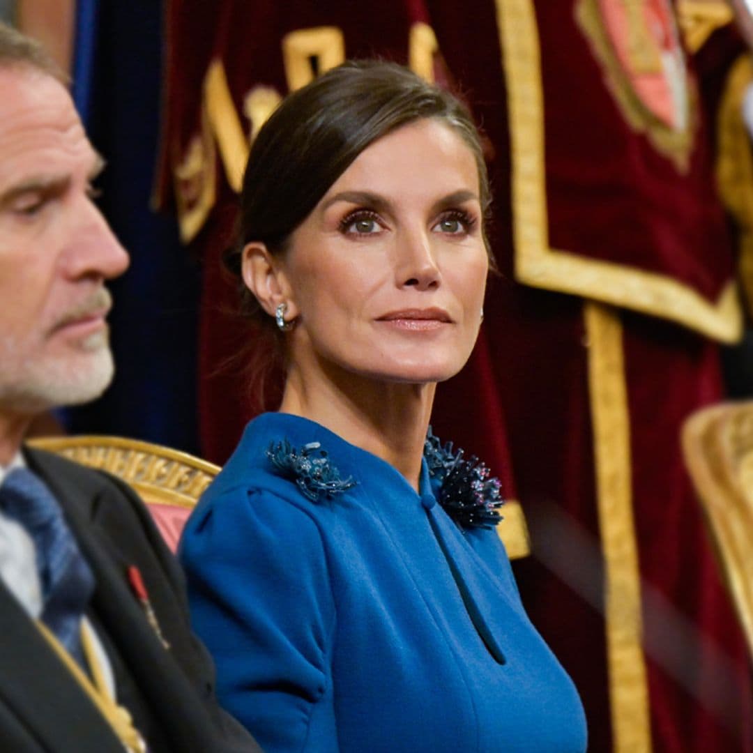 El vestido de la reina Letizia en el cumpleaños de Leonor: elegante escote lágrima y flores de lentejuelas