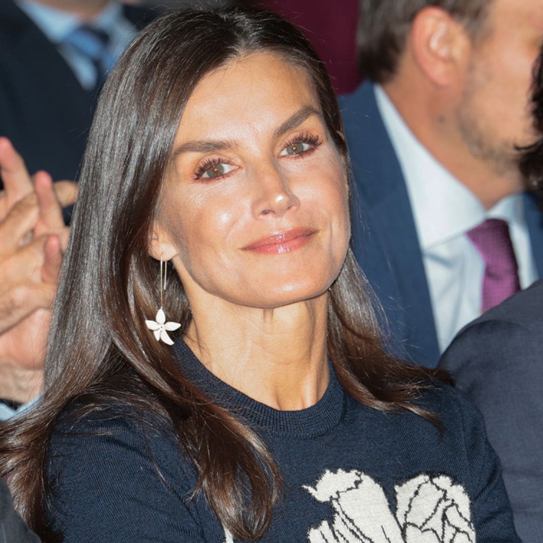 El look sostenible y 'made in Spain' de doña Letizia con un vestido de flores y su bolso 'Rosario'