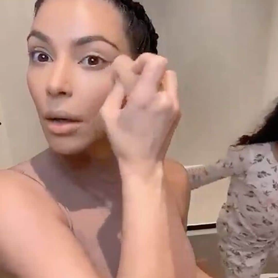 Kim Kardashian se esconde de su hija para poder hacer un tutorial de belleza