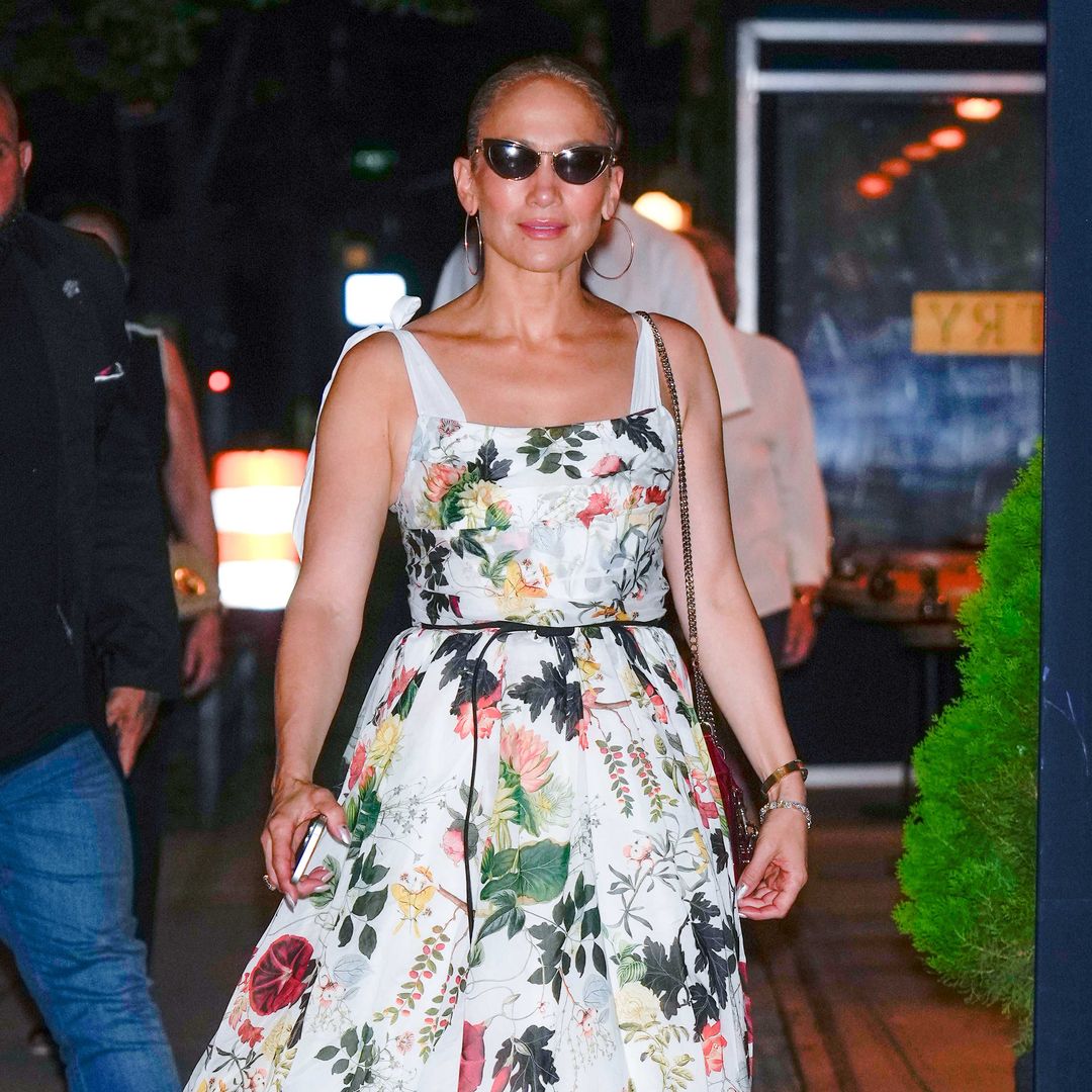 Jennifer Lopez en un 'look' con inspiración de los 60s en su última noche en Nueva York