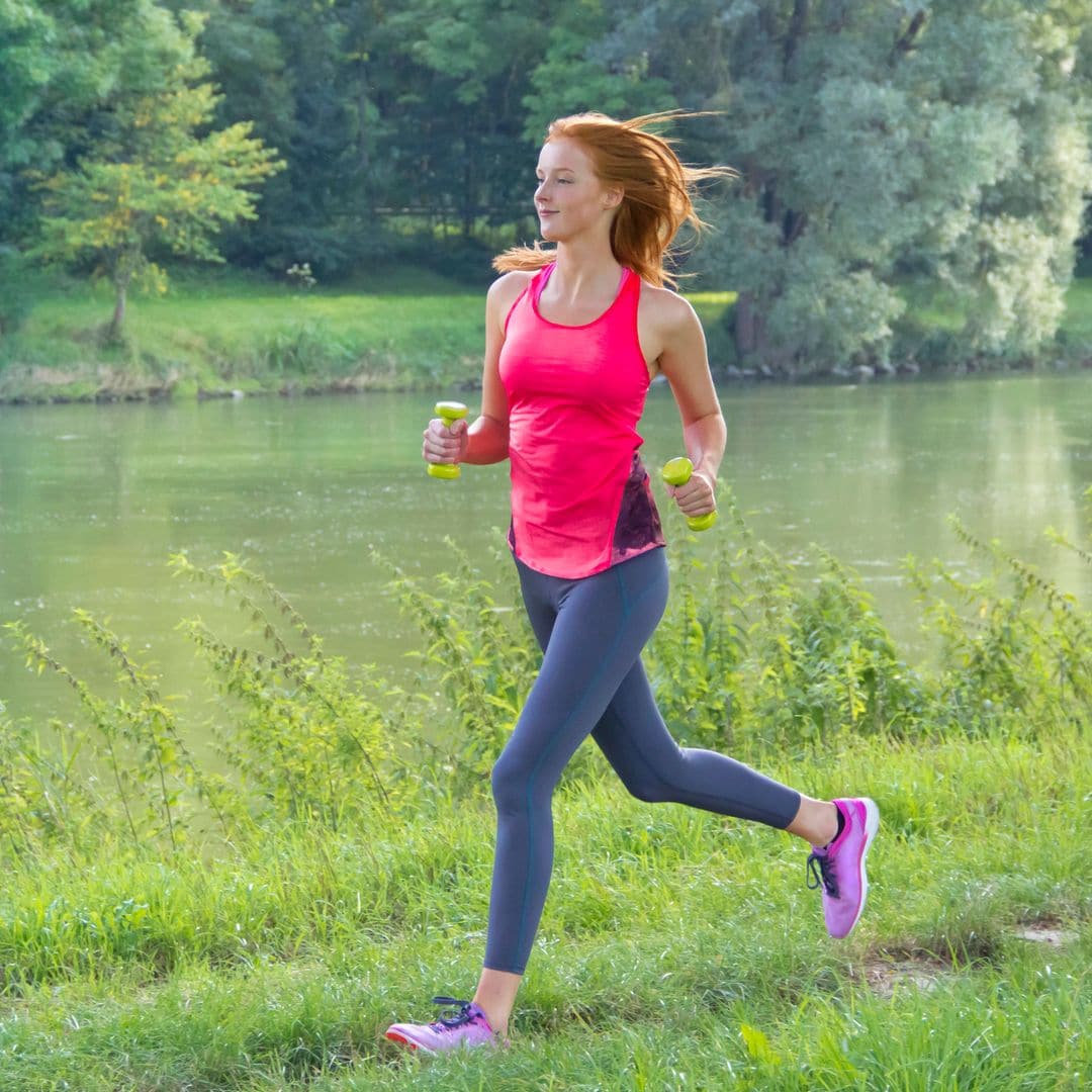 Correr con peso, la tendencia en fitness que causa furor a examen