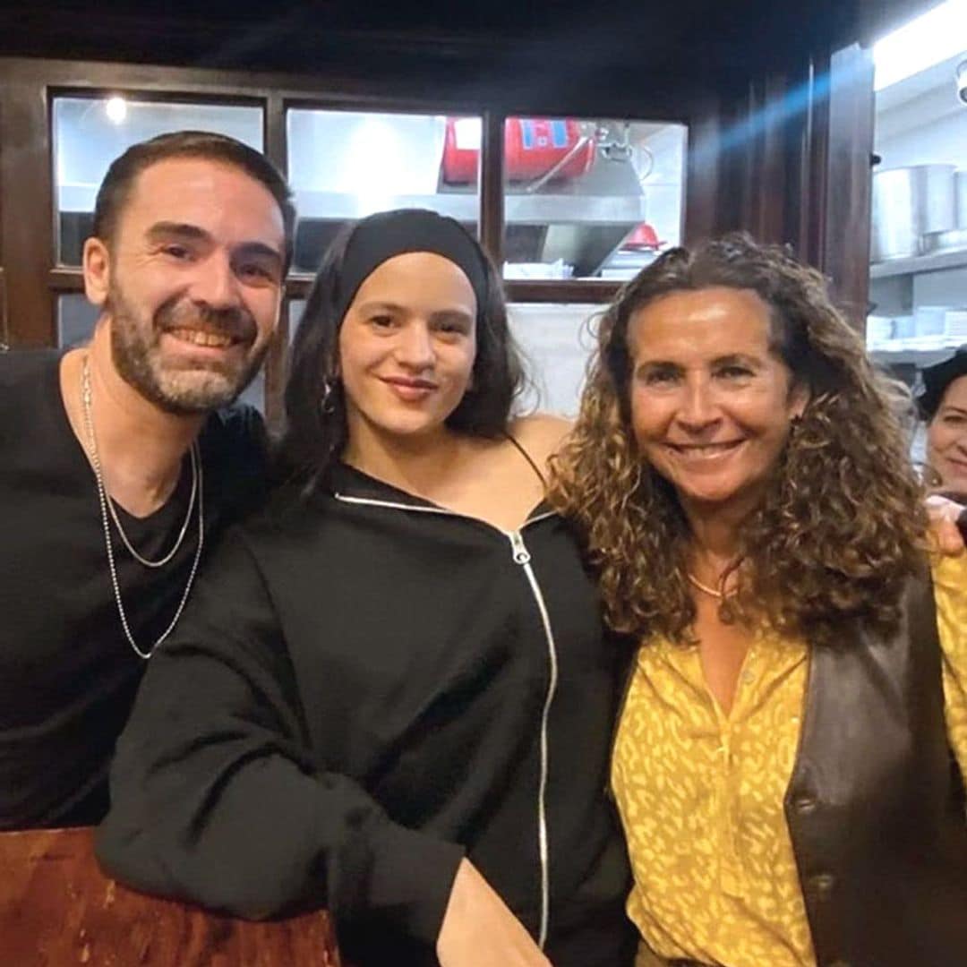 Rosalía revoluciona a sus fans en Sevilla cenando en un bar de tapas