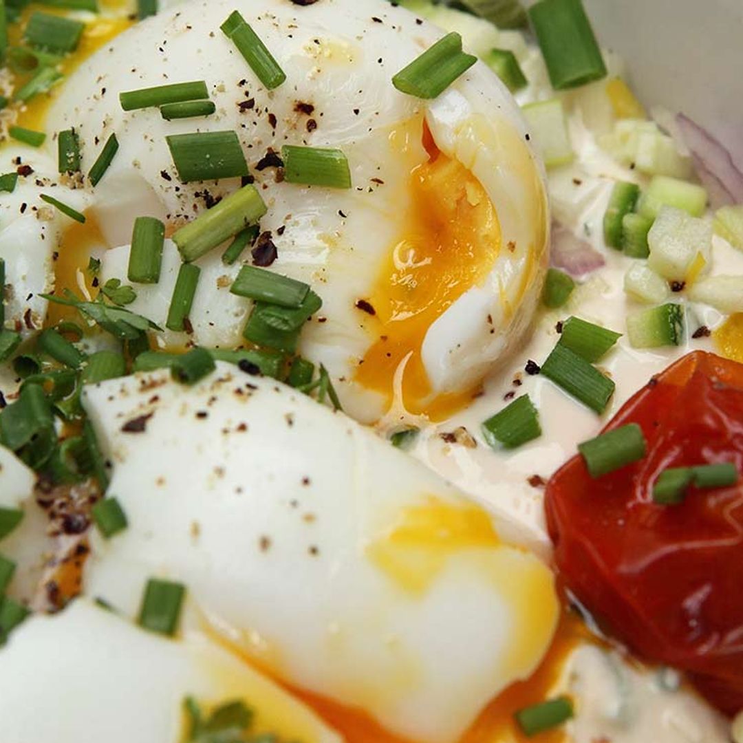 Huevos 'mollet' con tomatitos asados y trufa negra