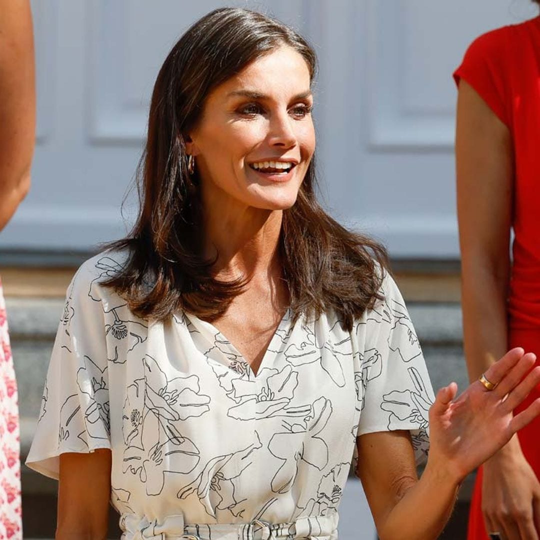 Doña Letizia estrena un vestido sostenible de flores que es perfecto para llevar con alpargatas