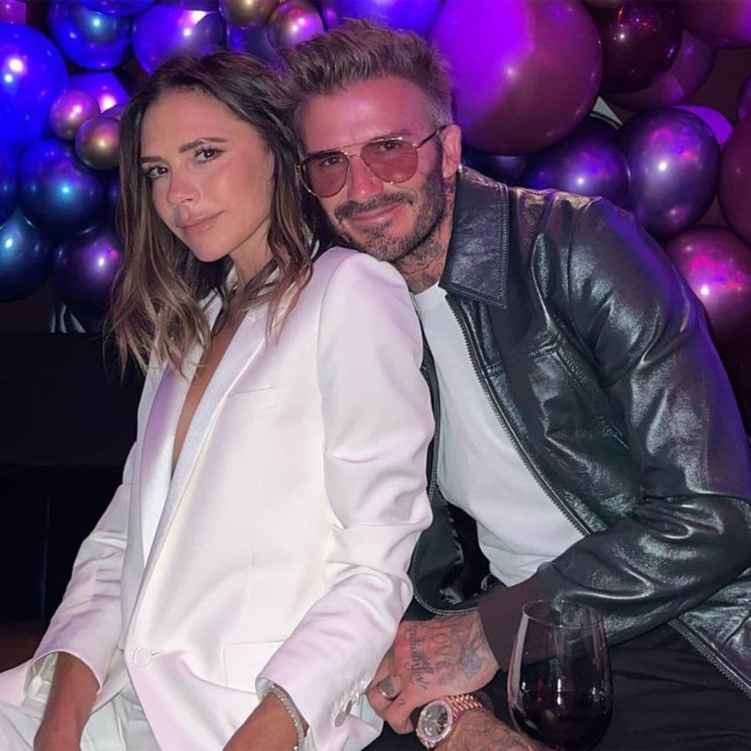 El traje blanco de Victoria Beckham que vuelve a unir su armario con la realeza