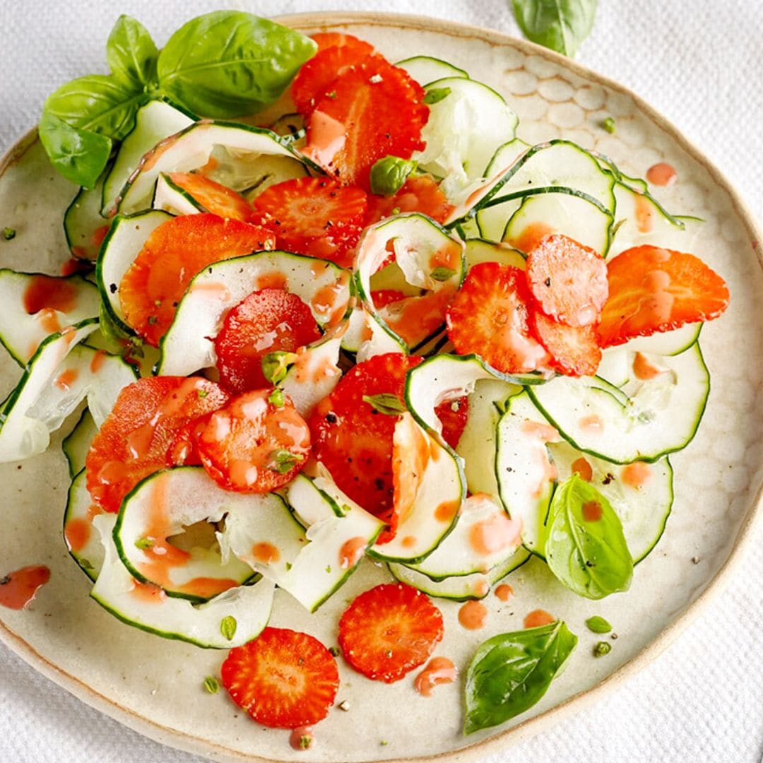 Ensalada de pepino y fresas