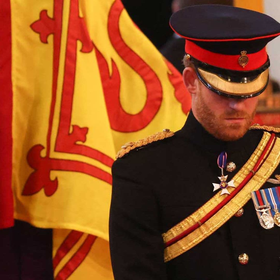 El príncipe Harry, decepcionado al ver que quitaron las iniciales ER de la Reina de su uniforme militar