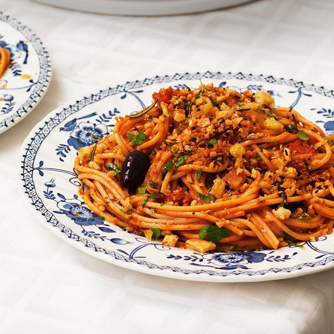 Espaguetis a la putanesca o spaghetti alla puttanesca