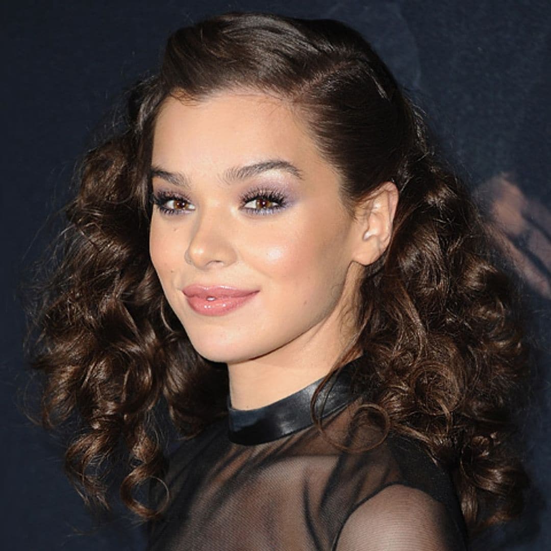 Hailee Steinfeld y su truco definitivo para lucir unas 'ondas disco'