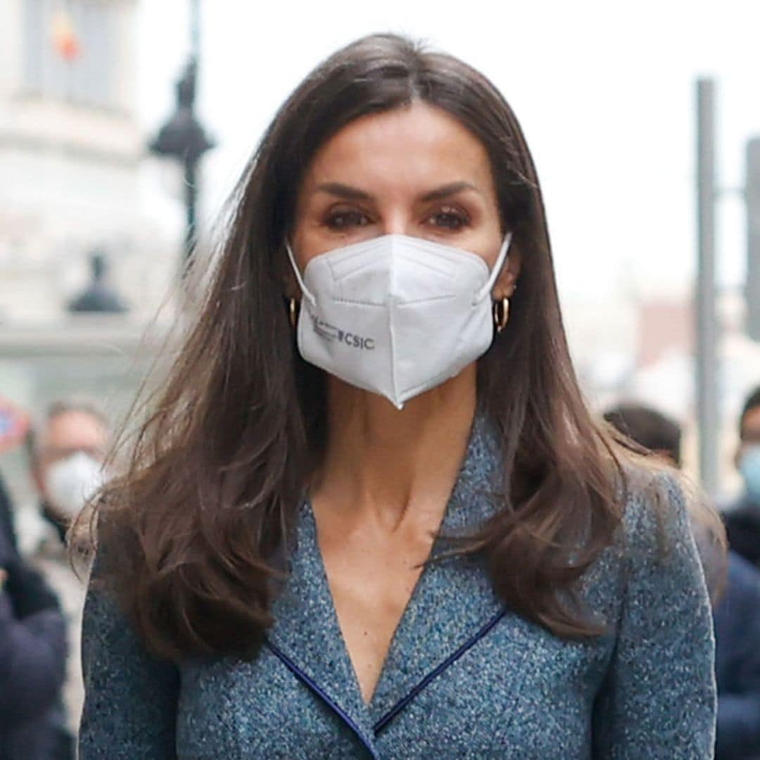 La Reina rescata su conjunto de Varela con bordados florales y que marca la cintura