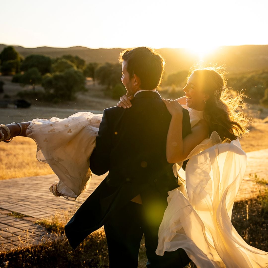 Bea, la novia que eligió un precioso vestido con capa inspirado en 'El tiempo entre Costuras' para su boda en Madrid