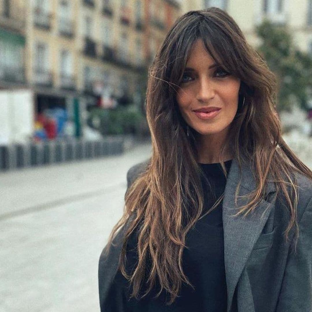 Sara Carbonero tiene el look ‘comfy’ de la temporada: abrigo oversize y zapatillas con plataforma