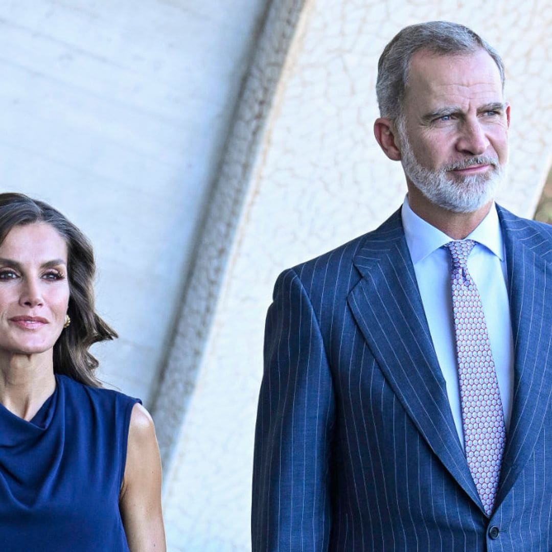 La reina Letizia recupera un estilismo de 2021 con falda envolvente y tacones metalizados