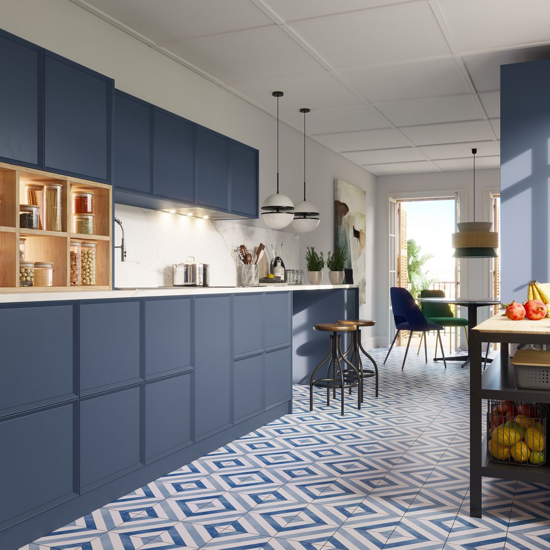 Cocina con mobiliario en color azul y suelo coordinado