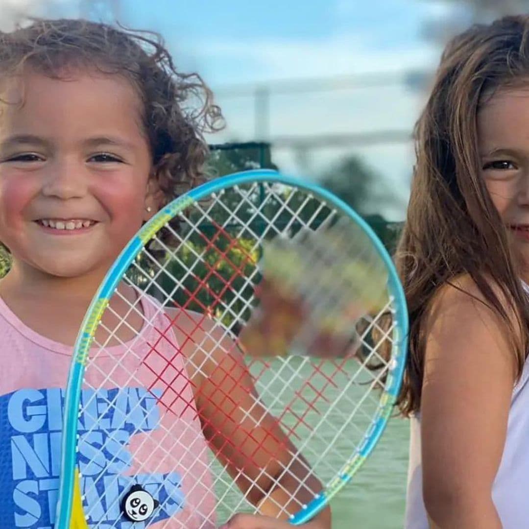 La nueva estrella del tenis tiene nombre: se llama Paula, y es una de las mellizas de Jacky Bracamontes