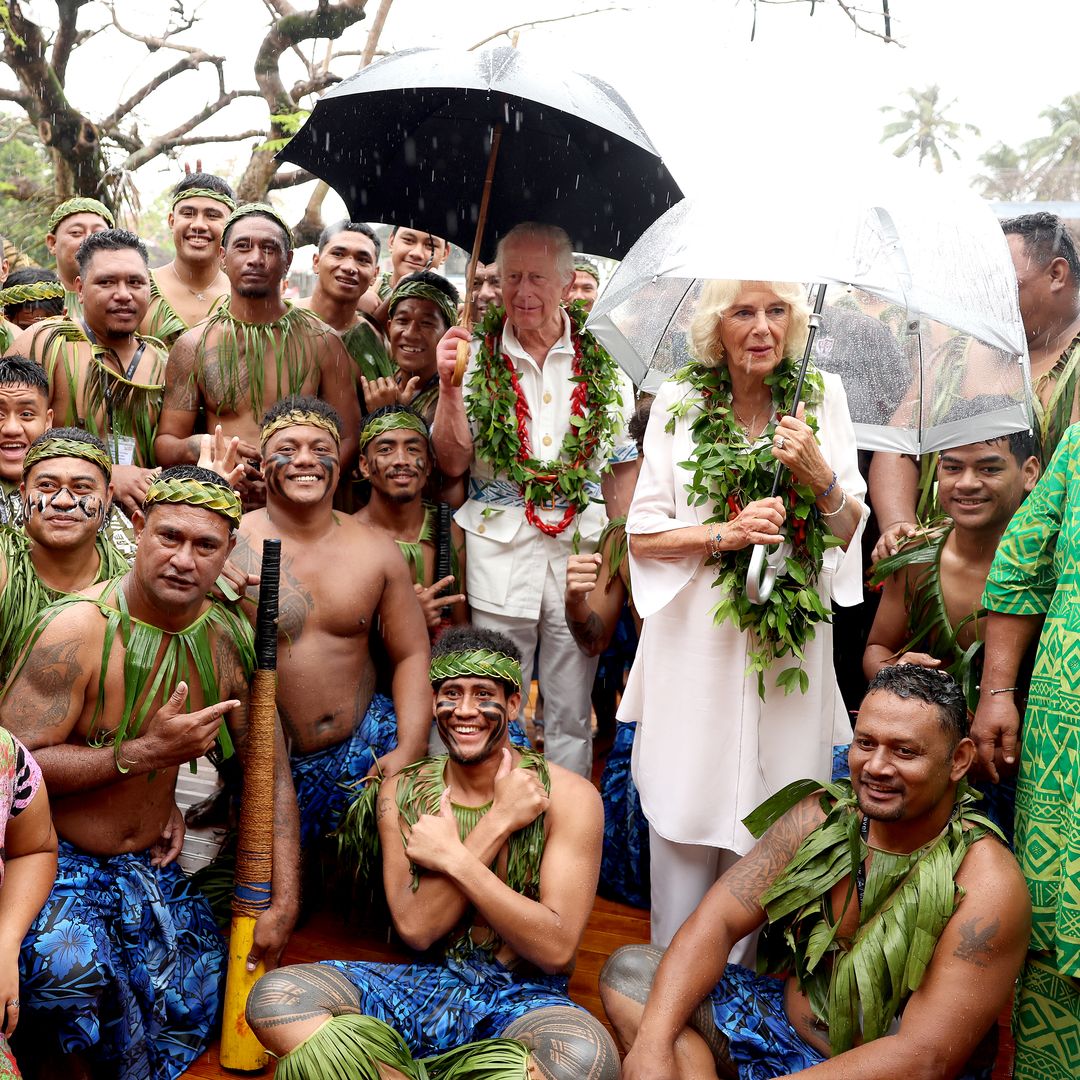 Carlos III recibe el título de 'gran jefe' y un cerdo en su primera visita a Samoa