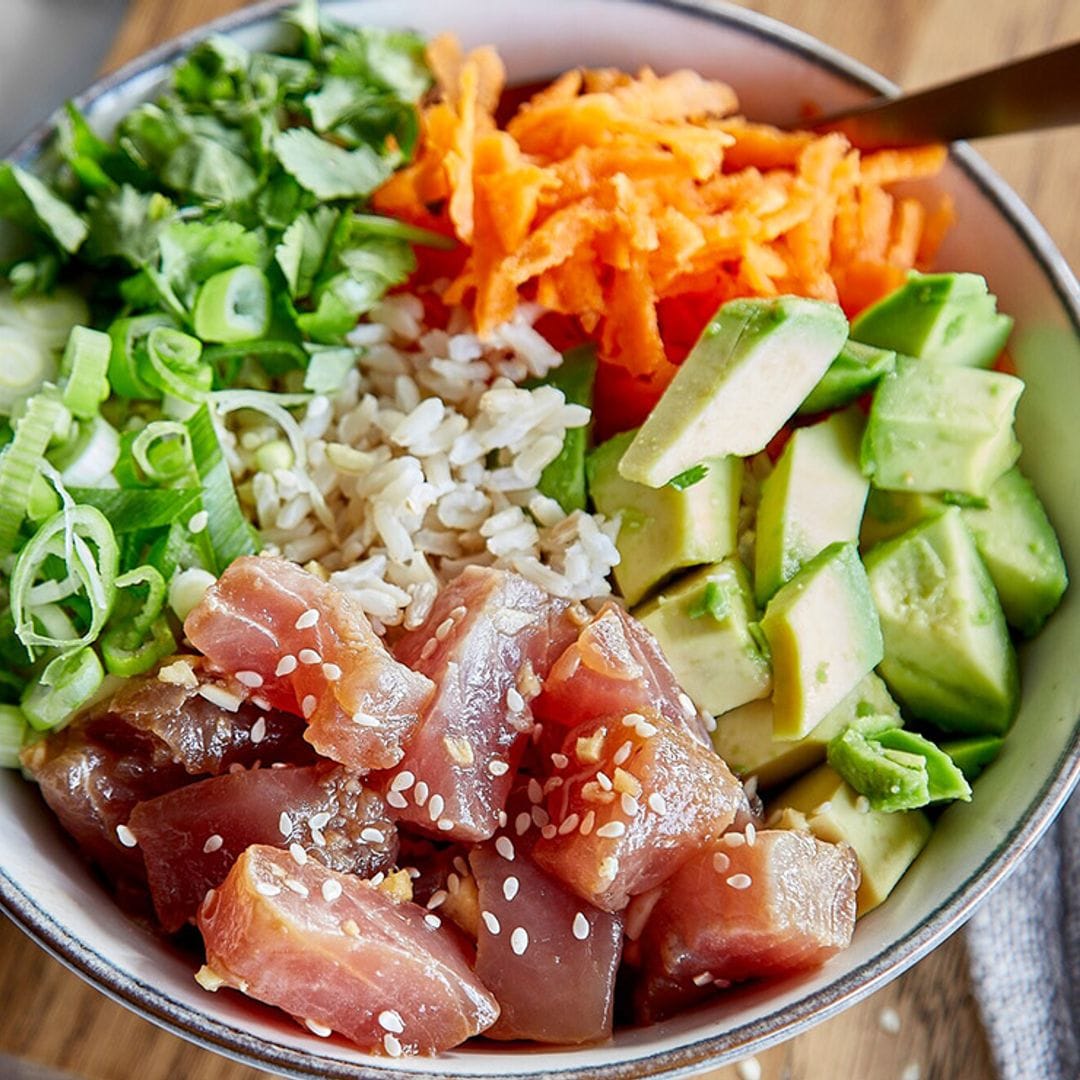 'Poke bowl' de atún con cebolleta, arroz y zanahoria