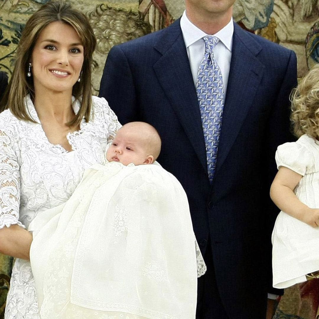 Vestido de encaje y zapatos plateados, así vistió doña Letizia en el bautizo de Sofía hace 14 años