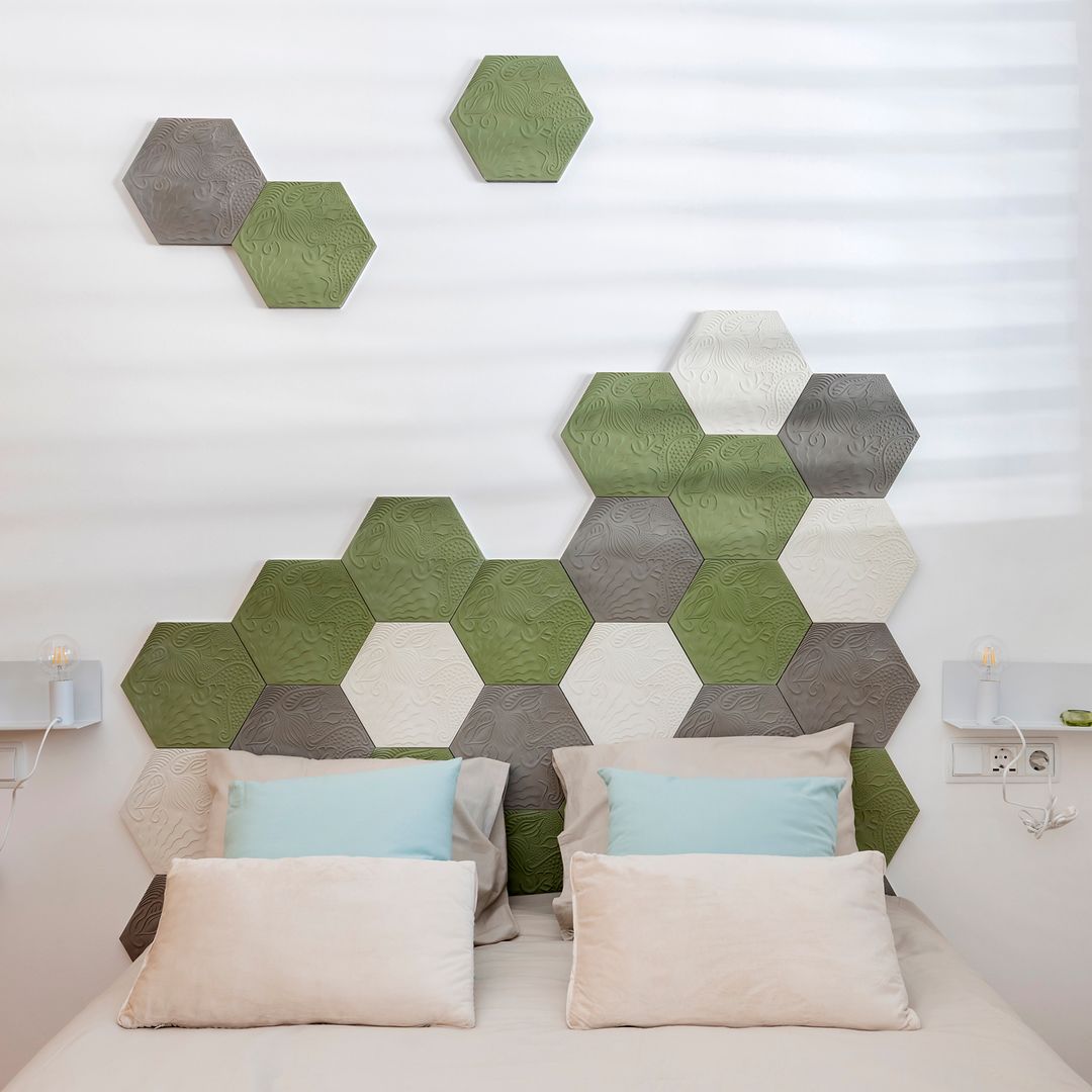 Dormitorio con cabecero fabricado con piezas de mosaico hexagonales