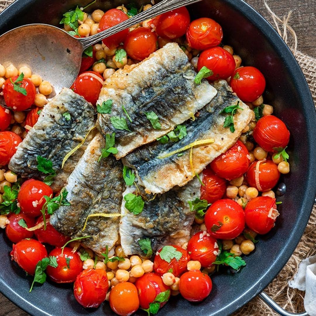 Sardinas rebozadas con garbanzos y tomates cherry