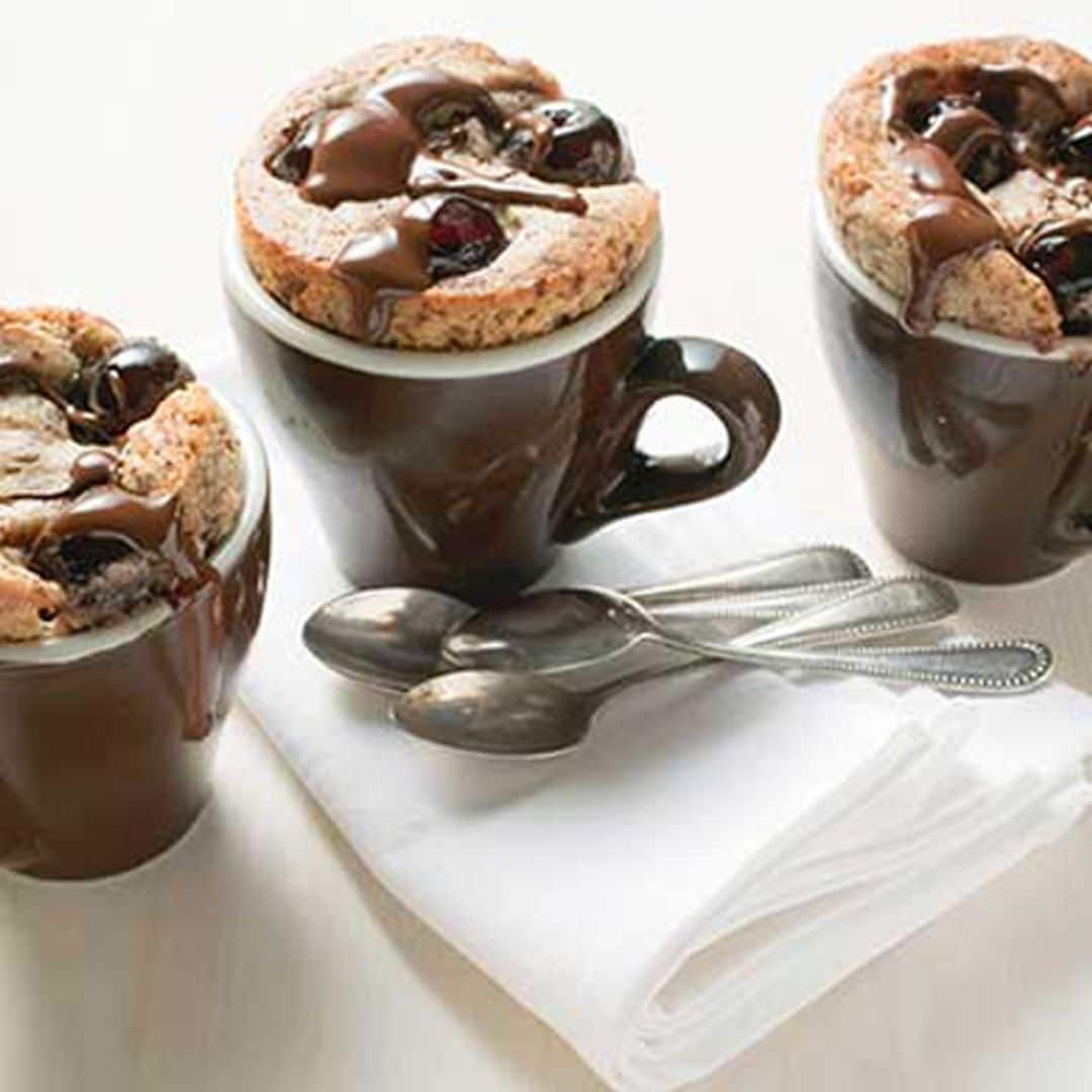 Pastel de chocolate y cerezas en taza