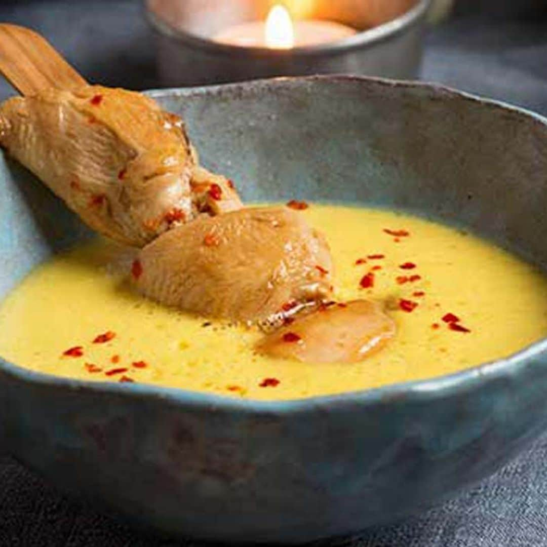 Sopa de mango y coco con brochetas de pollo especiado