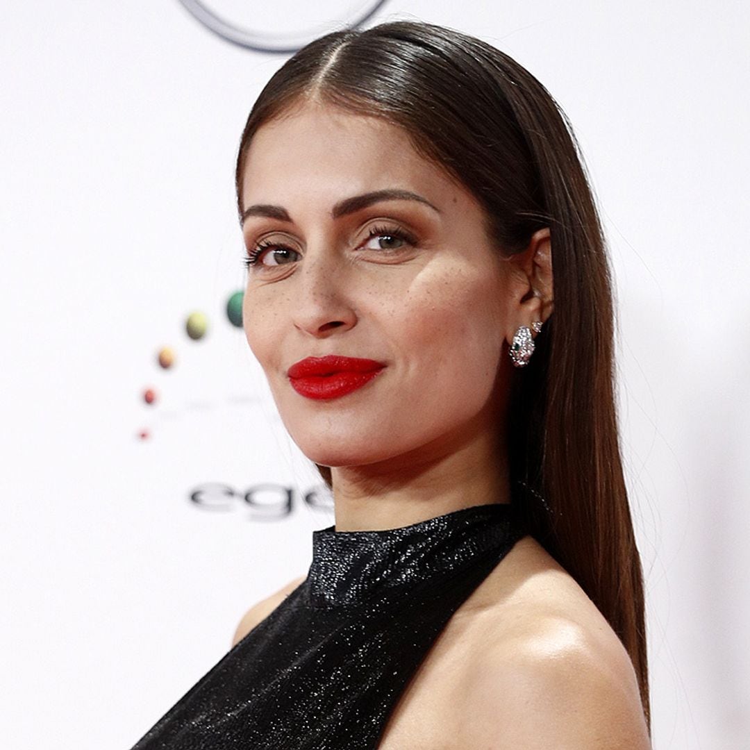 ¡Once días después de ser madre! Hiba Abouk vuelve al trabajo con su bebé