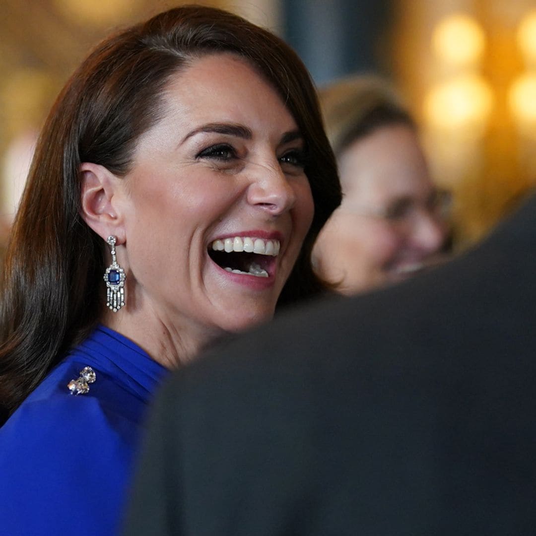 El espectacular look de la princesa de Gales: un vestido 'azul real' y pendientes de la Reina madre