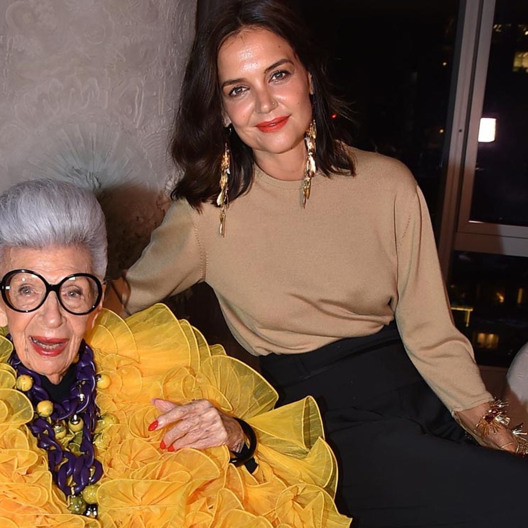 Katie Holmes asiste al 100 cumpleaños de la diseñadora Iris Apfel, todo un icono de estilo del siglo XXI