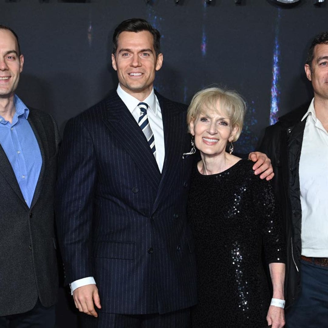 Henry Cavill se lleva a su madre, sus hermanos y un insólito invitado extra al estreno de 'The Witcher'