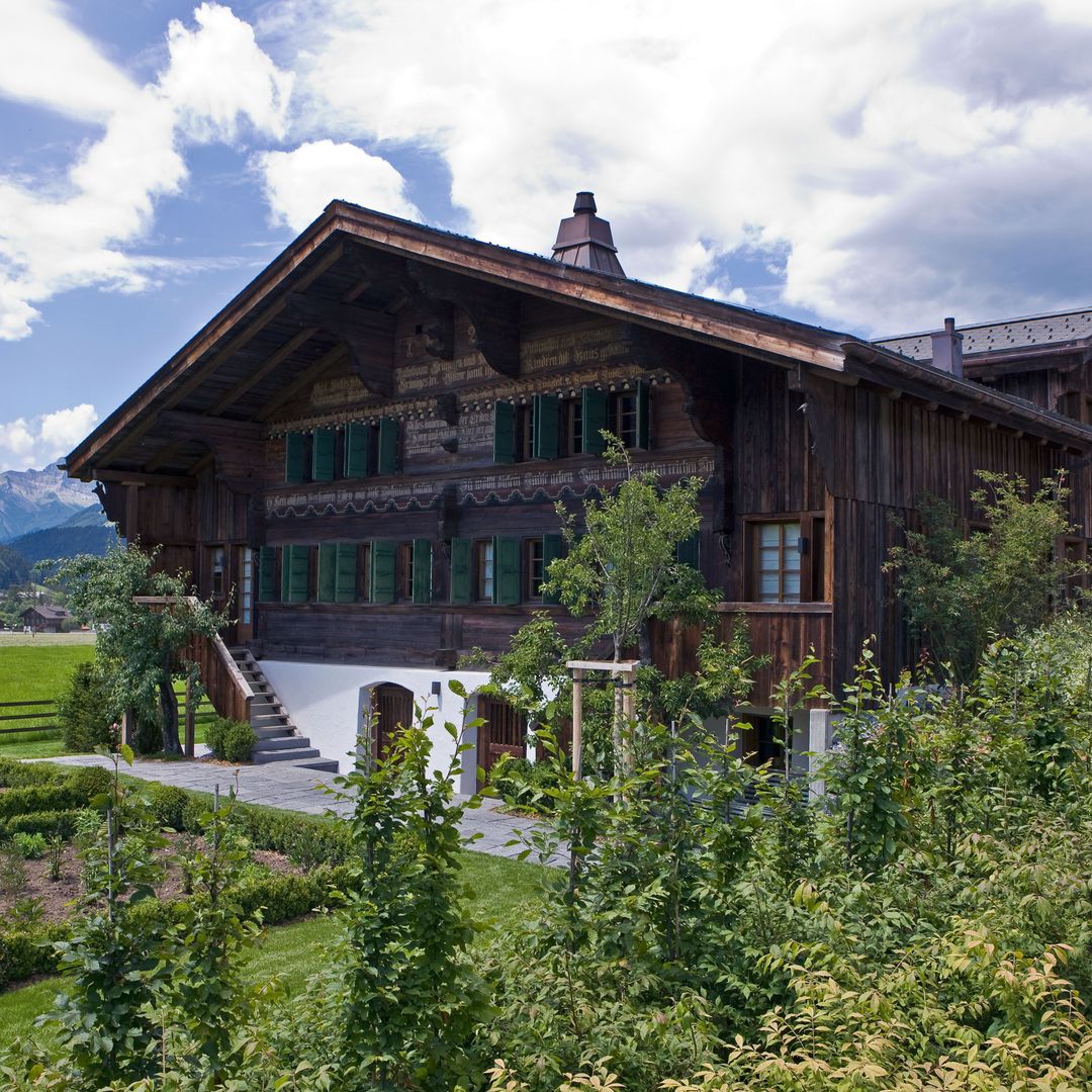 PARA TODAS LAS ESTACIONES
Aunque se encuentre en la famosa estación de Gstaad (Suiza) y cuente con todos los elementos característicos de los chalets de la zona (madera, tejados a dos aguas...), la vivienda fue pensada para ser disfrutada en cualquier estación, por lo que se optó por un interior de aspecto sencillo y ligero.