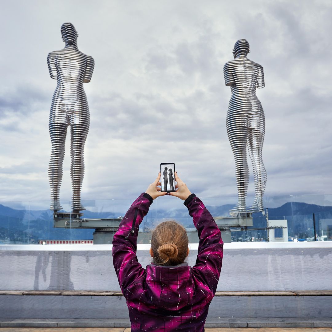 Famosas esculturas de Ali y Nino, en Batumi, Georgia