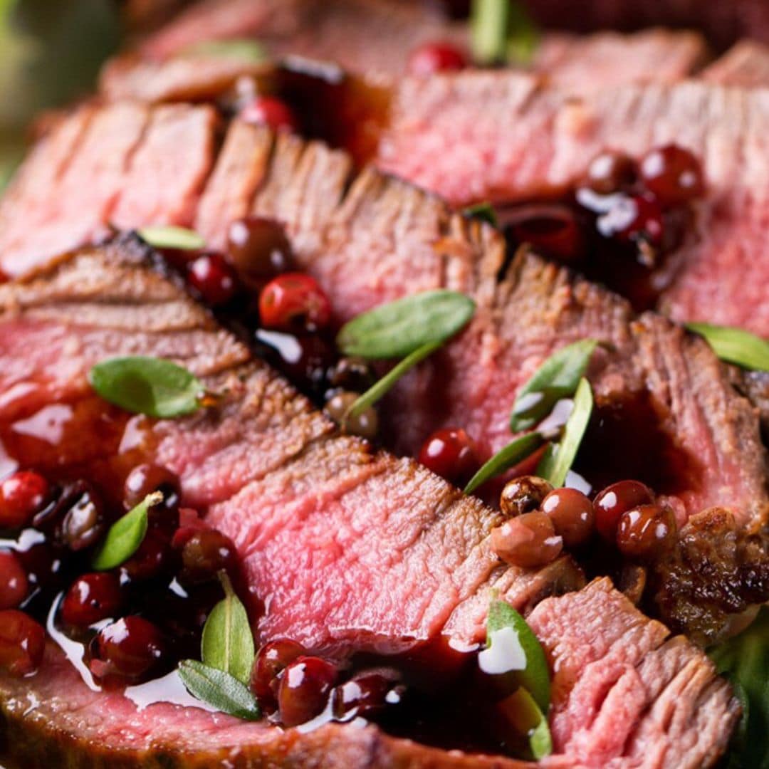 Solomillo al horno con salsa de vino tinto y pimienta rosa