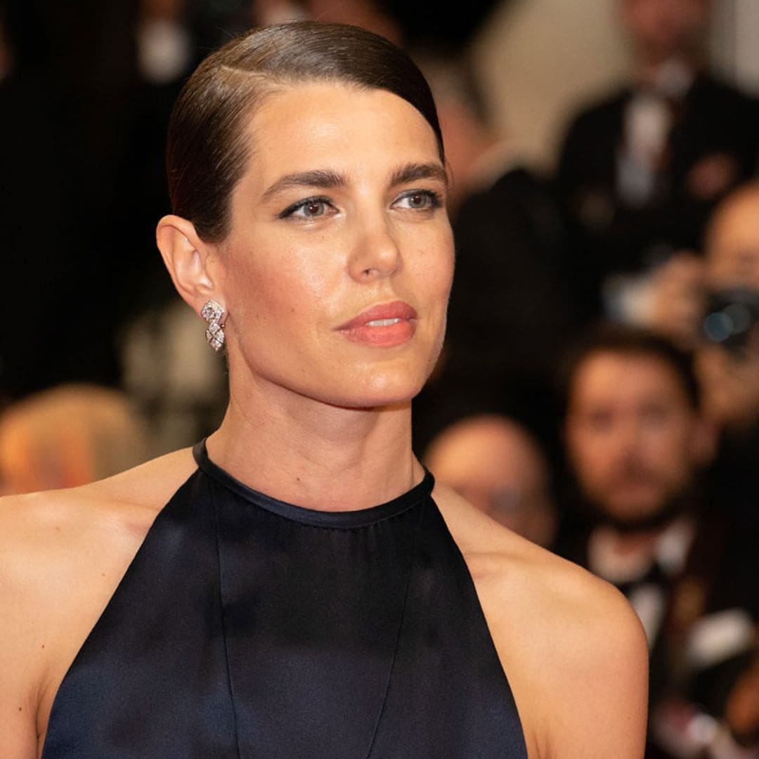 Carlota Casiraghi, espectacular en la Croisette con el escote que adoran reinas y aristócratas