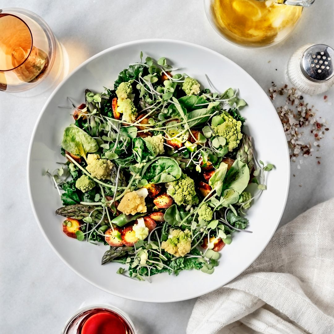 Plato de ensalada con crucíferas, brotes verdes y manzana