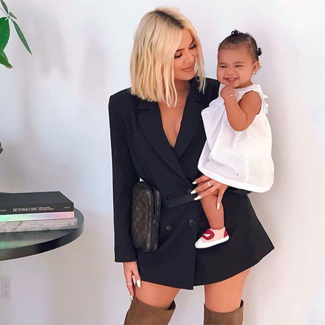 'Slip dress' y deportivas, el look de cumpleaños de Khloé Kardashian y su hija True