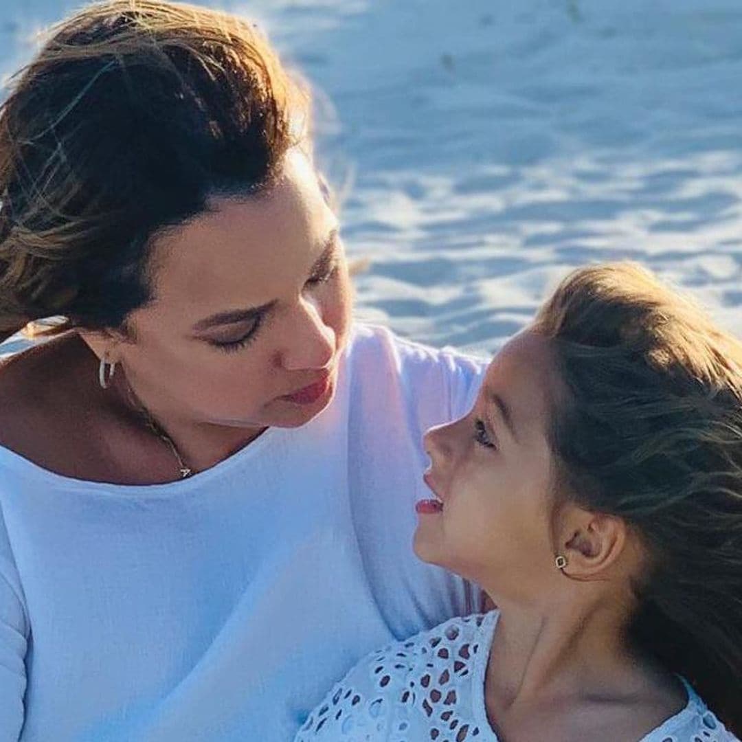 Alaïa, hija de Adamari López, y su sesión de fotos navideñas más encantadora