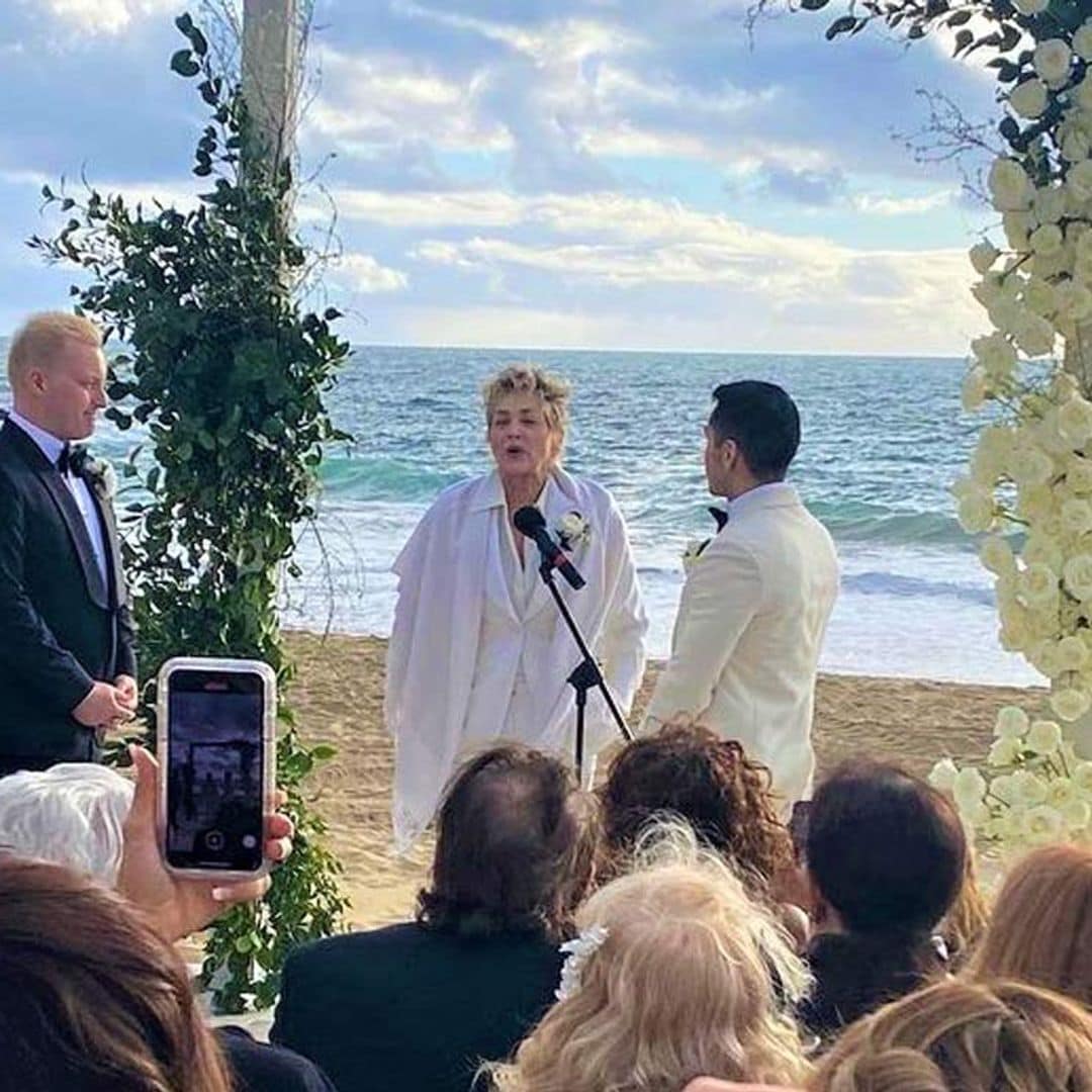 Las sorprendentes imágenes de Sharon Stone oficiando una boda, ¡y no es una película!