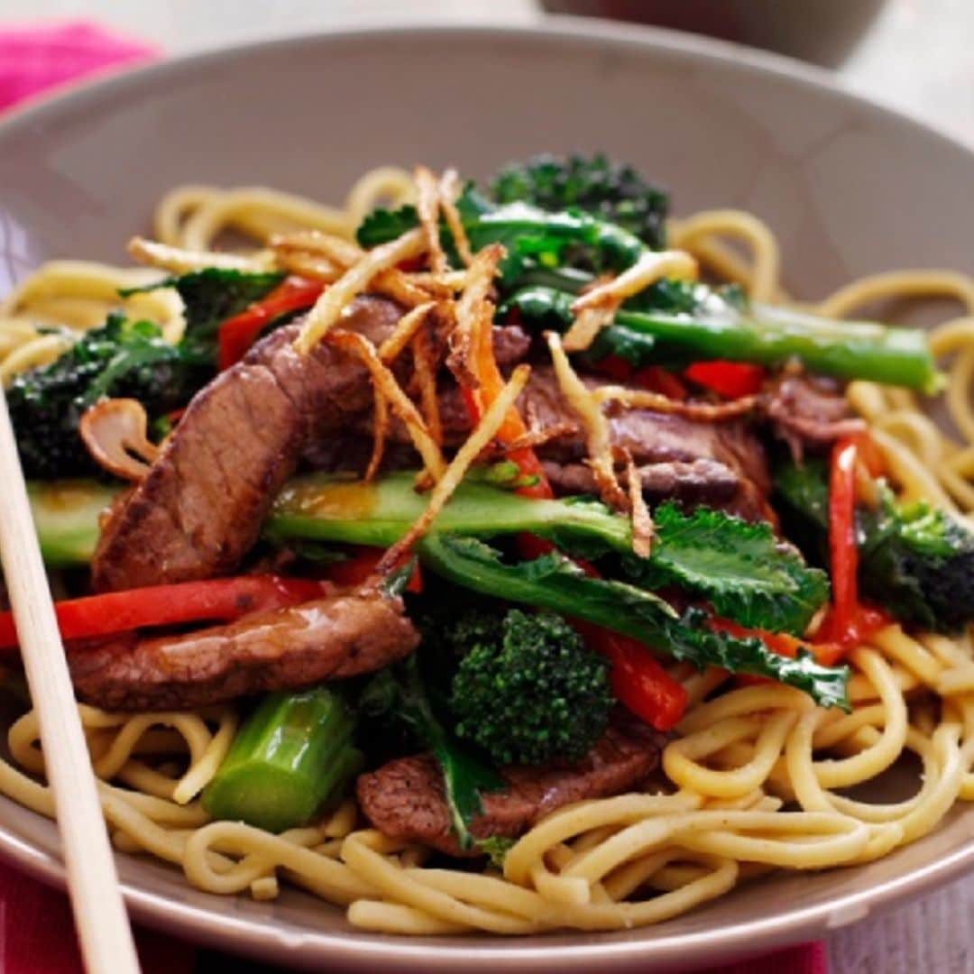 'Noodles' con ternera 'teriyaki' y brócoli